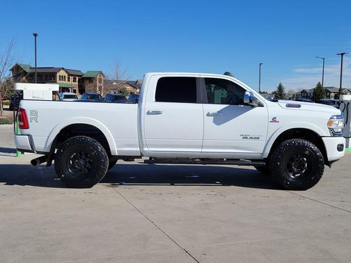 Bright White Clearcoat 2022 RAM 2500 Laramie Crew Cab 4x4 6'4' Box