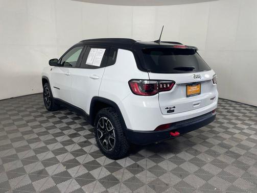 Bright White Clearcoat 2025 Jeep Compass Trailhawk