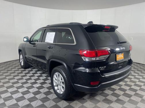Diamond Black Crystal Pearlcoat 2021 Jeep Grand Cherokee Laredo