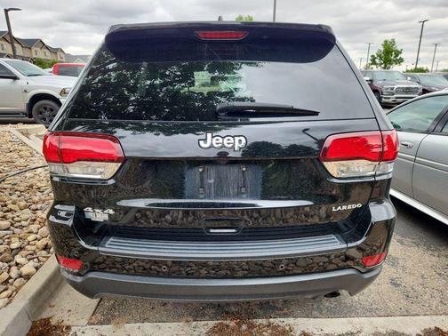 Diamond Black Crystal Pearlcoat 2021 Jeep Grand Cherokee Laredo