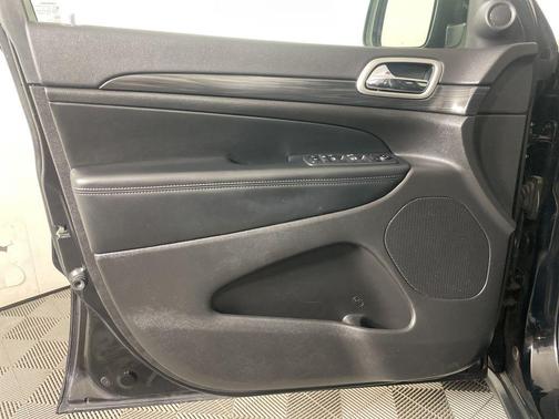 Diamond Black Crystal Pearlcoat 2021 Jeep Grand Cherokee Laredo