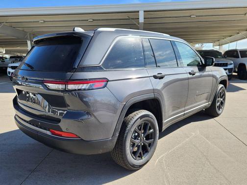 Baltic Gray Metallic Clearcoat 2026 Jeep Grand Cherokee Altitude