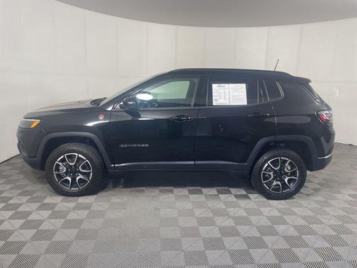 Diamond Black Crystal Pearlcoat 2024 Jeep Compass Trailhawk