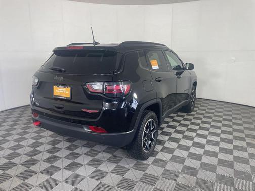 Diamond Black Crystal Pearlcoat 2024 Jeep Compass Trailhawk