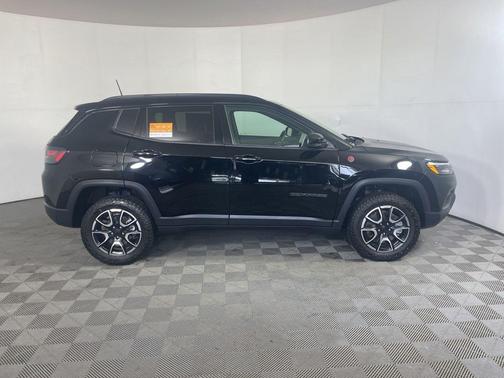 Diamond Black Crystal Pearlcoat 2024 Jeep Compass Trailhawk
