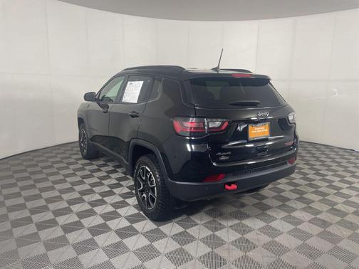 Diamond Black Crystal Pearlcoat 2024 Jeep Compass Trailhawk