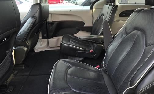 Bright White Clearcoat 2023 Chrysler Pacifica Limited