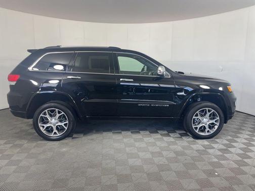 Diamond Black Crystal Pearlcoat 2021 Jeep Grand Cherokee Overland