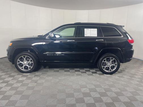 Diamond Black Crystal Pearlcoat 2021 Jeep Grand Cherokee Overland