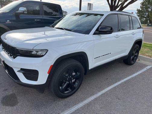 Bright White Clearcoat 2023 Jeep Grand Cherokee Altitude
