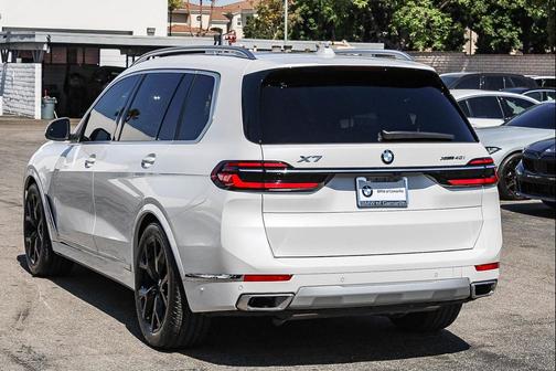 Mineral White Metallic 2026 BMW X7 xDrive40i
