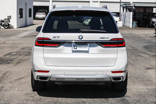 Mineral White Metallic 2026 BMW X7 xDrive40i