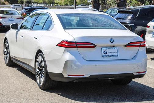 Mineral White Metallic 2026 BMW 530 530i