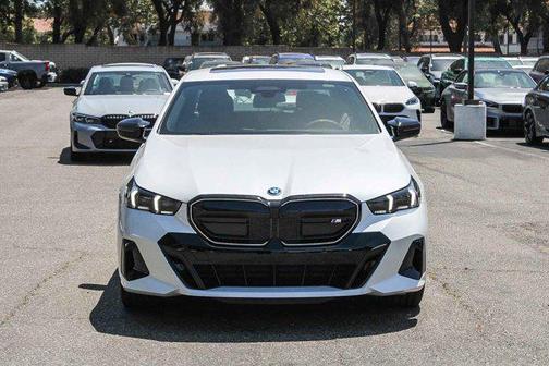 Mineral White Metallic 2026 BMW i5 M60