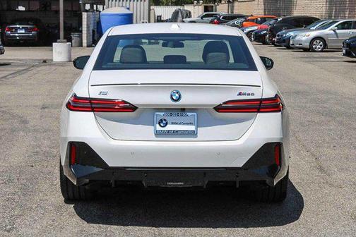 Mineral White Metallic 2026 BMW i5 M60