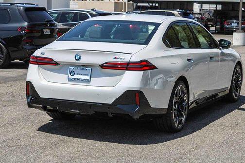 Mineral White Metallic 2026 BMW i5 M60