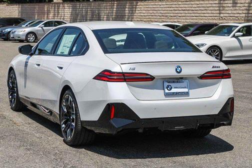 Mineral White Metallic 2026 BMW i5 M60