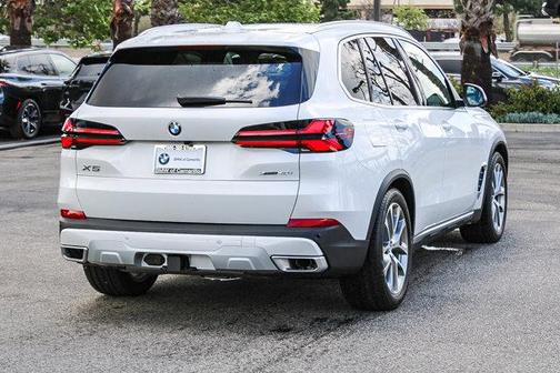 Mineral White Metallic 2026 BMW X5 xDrive40i