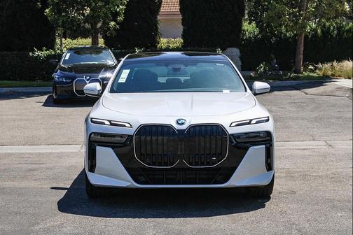 Mineral White Metallic 2026 BMW i7 eDrive50