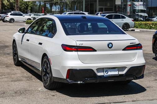 Mineral White Metallic 2026 BMW i7 eDrive50