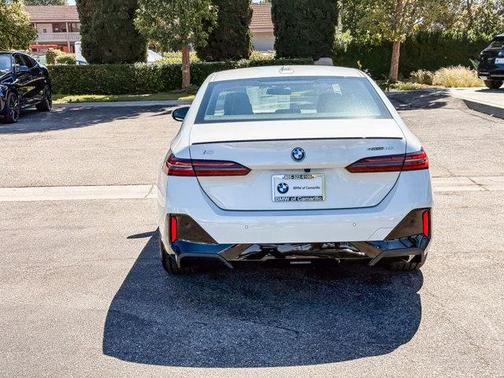 Mineral White Metallic 2026 BMW i5 eDrive40