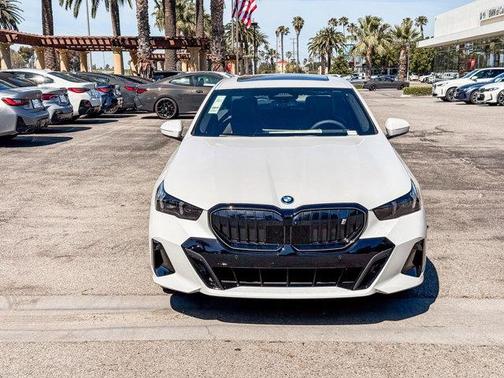 Mineral White Metallic 2026 BMW i5 eDrive40