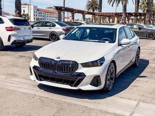 Mineral White Metallic 2026 BMW i5 eDrive40