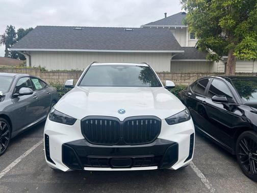 Mineral White Metallic 2026 BMW X5 PHEV xDrive50e