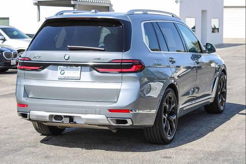 Gray 2024 BMW X7 xDrive40i