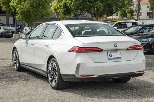 Alpine White 2025 BMW 530 530i