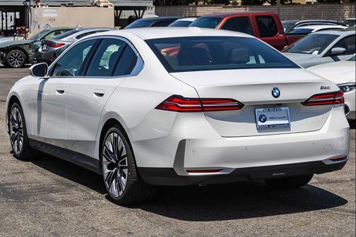 Alpine White 2026 BMW 530 530i