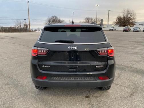 Photo 4 of 21 of 2022 Jeep Compass Latitude Lux