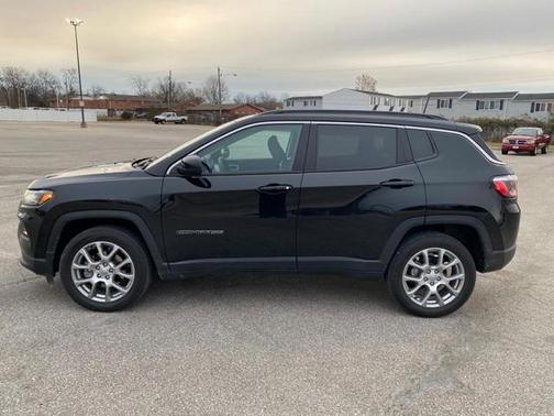 Photo 2 of 21 of 2022 Jeep Compass Latitude Lux