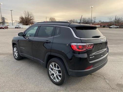 Photo 3 of 21 of 2022 Jeep Compass Latitude Lux