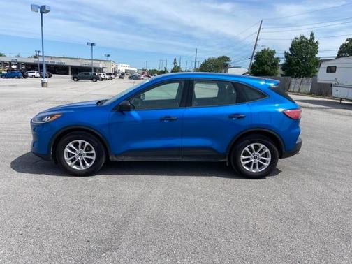 Photo 3 of 22 of 2021 Ford Escape SE