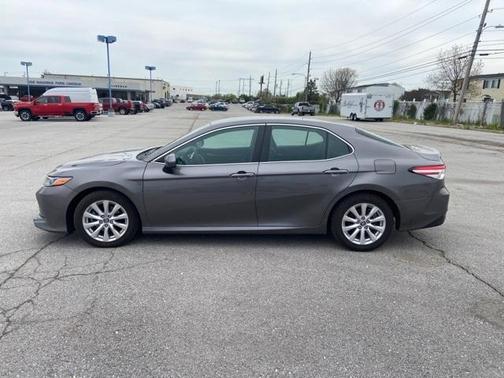 Photo 2 of 26 of 2018 Toyota Camry LE