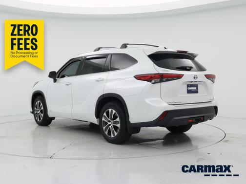 White 2022 Toyota Highlander Hybrid XLE