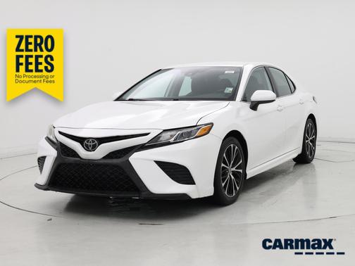 White 2019 Toyota Camry SE