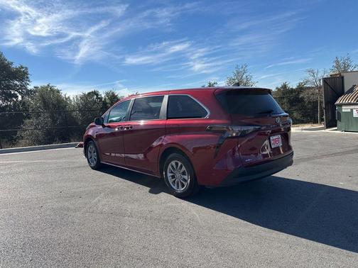 2025 Toyota Sienna LE