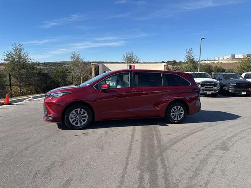 2025 Toyota Sienna LE