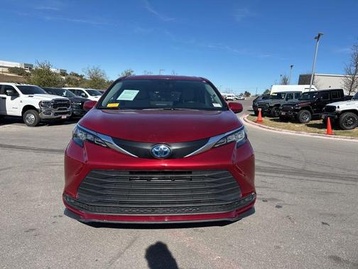 2025 Toyota Sienna LE
