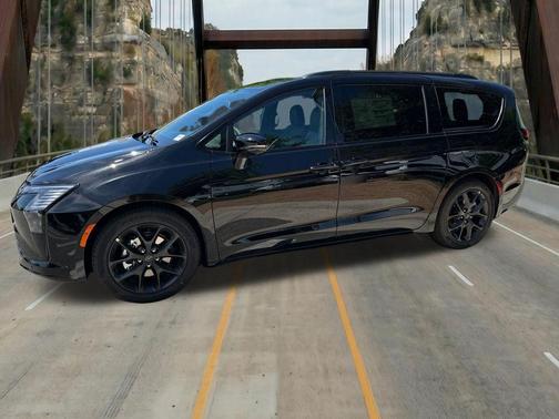 Diamond 2027 Chrysler Pacifica LIMITED