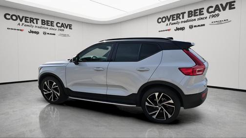 2022 Volvo XC40 T5 R-Design