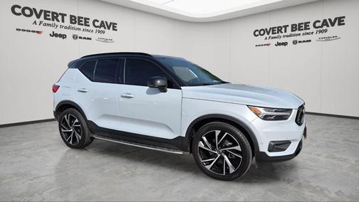 2022 Volvo XC40 T5 R-Design