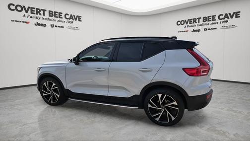 2022 Volvo XC40 T5 R-Design