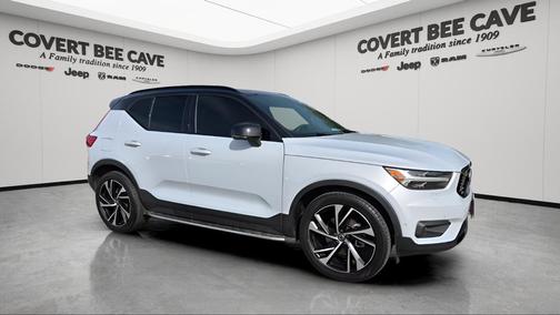 2022 Volvo XC40 T5 R-Design