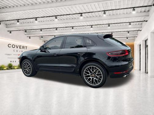 Black 2018 Porsche Macan Base