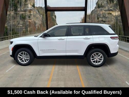 Bright White Clearcoat 2026 Jeep Grand Cherokee Laredo