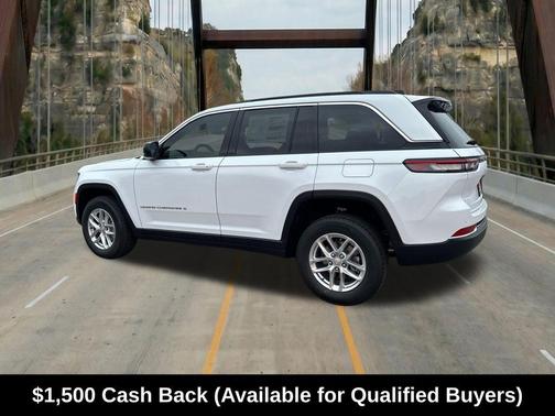 Bright White Clearcoat 2026 Jeep Grand Cherokee Laredo