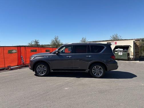 2023 INFINITI QX80 Luxe